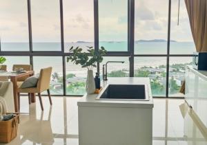 Beach Penthouse - 3 BR, Jacuzzi, Marriott pool access