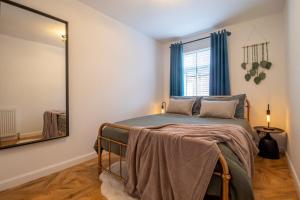 Modern 2-Bed Apt, Private Parking, Ayr Town Centre