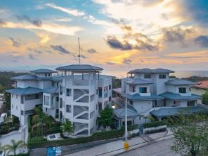 Salty Living - Tamarindo Hills