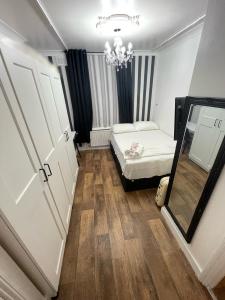 Cosy Notting Hill room