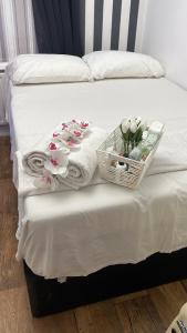 Cosy Notting Hill room