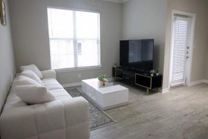 Cozy 1BR Retreat Near Dining & Shopping