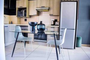 CozyHome Near Airport with pool gym and 24hour security