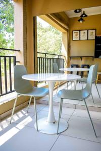 CozyHome Near Airport with pool gym and 24hour security