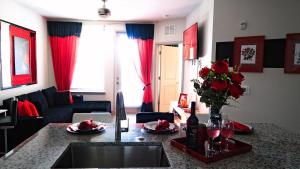 Red Rose Serenity 1BD Lux King - Southeast Jax