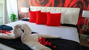 Red Rose Serenity 1BD Lux King - Southeast Jax