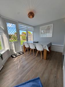 Ocean Cottage, Ferring - seaside cottage moments from the beach and Bluebird cafe