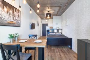 Студія з краєвидом в центрі міста, перша