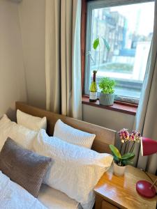 Central London Designer Room with Balcony Elevator