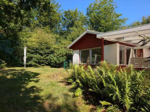 Charming Lake Cottage with Sauna