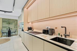 New Studio with Balcony- 1GB - 10 min City Center REF37