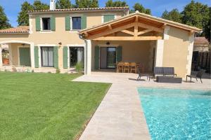 Villa dans les Alpilles avec piscine et jardin