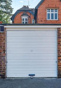 Delightful first floor two bed apartment five minutes walk from Dorking town centre