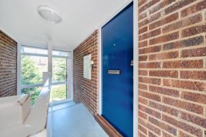 Delightful first floor two bed apartment five minutes walk from Dorking town centre