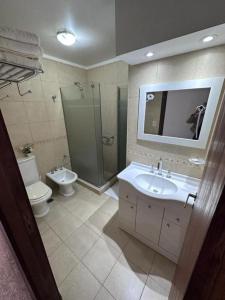 Depto. en la bella plaza Mitre. Luminoso y amplio.