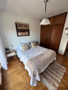 Depto. en la bella plaza Mitre. Luminoso y amplio.