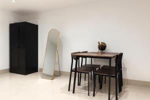 Modern Studio, 10 min Drive to London Heathrow Airport with Free Parking, 15 min Bus Ride