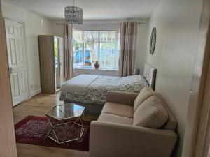 Town Centre Studio - Sleeps 2 - Parking