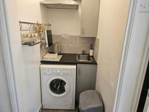 Town Centre Studio - Sleeps 2 - Parking