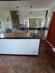 Casa Hebe - En las sierras de Córdoba - cuenta con tres habitaciones y capacidad para 8 personas, tranquila con increibles vistas