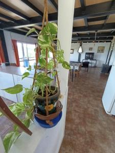 Casa Hebe - En las sierras de Córdoba - cuenta con tres habitaciones y capacidad para 8 personas, tranquila con increibles vistas