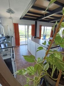 Casa Hebe - En las sierras de Córdoba - cuenta con tres habitaciones y capacidad para 8 personas, tranquila con increibles vistas