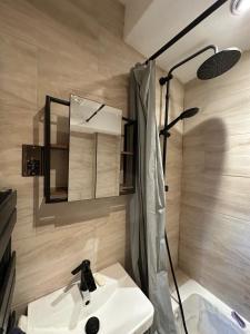 Large room private bath NW London Harrow