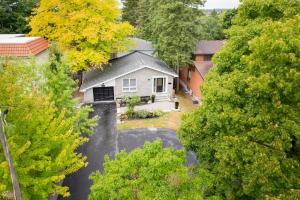 Furnished Family Home near Toronto - Great Location Game Room - Backyard - Parking & Self Checkin - 4hvězdičkové hotely ve městě Pickering