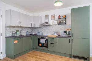 Centrally Located Spacious & Modern 1 Bedroom Flat