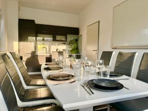 140 m2 Spacious Apartment with Balcony & Parking