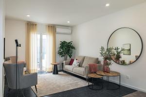 Casa Moderna - New Stylish Home with Private Outdoor Space & AC - Near Beach & Shops