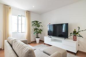 Casa Moderna - New Stylish Home with Private Outdoor Space & AC - Near Beach & Shops