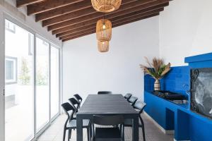 Casa Moderna - New Stylish Home with Private Outdoor Space & AC - Near Beach & Shops