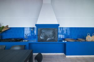 Casa Moderna - New Stylish Home with Private Outdoor Space & AC - Near Beach & Shops