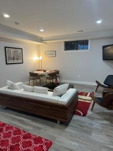 Luxury City 2bed 2bath Apt Sleeps 6 walk to Metro