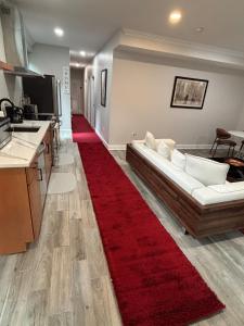 Luxury City 2bed 2bath Apt Sleeps 6 walk to Metro
