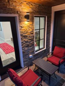 Luxury City 2bed 2bath Apt Sleeps 6 walk to Metro