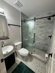 Luxury City 2bed 2bath Apt Sleeps 6 walk to Metro