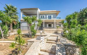 5 Bedroom Awesome Home In Scicli