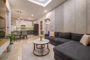 Luxury Riverside Monarchy Apartment