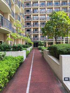 Monarch Parksuites 1BR with balcony