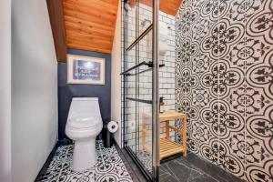 Boutique Chalet, Hot Tub, Fire Pit, Fireplace & Game Room