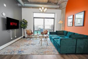 Spacious 2BR on Michigan Ave with Private Patio, Optional Parking & Gym Near McCormick Convention Center, Soldier Field and Grant Park