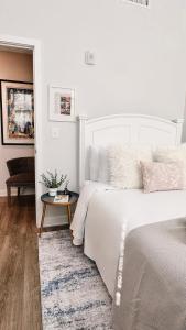 Extra-Large Downtown 5B2B Apt, Kitchen and Laundry, Walk to Convention Center & PPAC