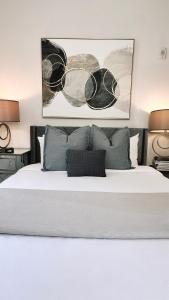 Extra-Large Downtown 5B2B Apt, Kitchen and Laundry, Walk to Convention Center & PPAC