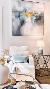 Spacious 3B2B Downtown Apt, Kitchen and Laundry, Walk to PPAC & Convention Center