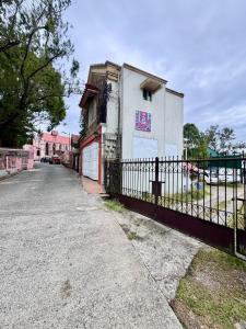 Pet Friendly 2 Bedroom Home near Pink Sisters and Brent School