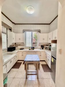 Pet Friendly 2 Bedroom Home near Pink Sisters and Brent School