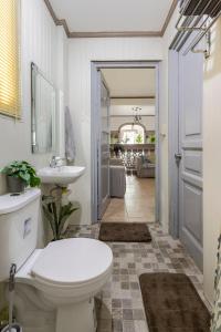 Pet Friendly 2 Bedroom Home near Pink Sisters and Brent School