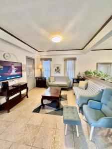 Pet Friendly 2 Bedroom Home near Pink Sisters and Brent School